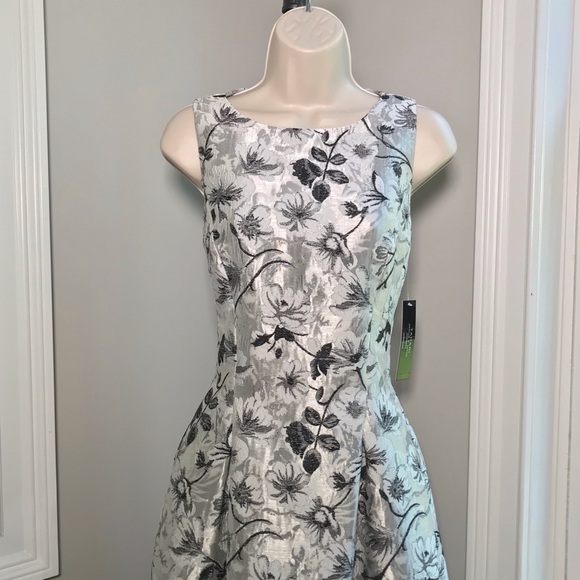 Tahari Silver Floral A-Line Dress - Women’s 2 NEW! - Picture 2 of 10